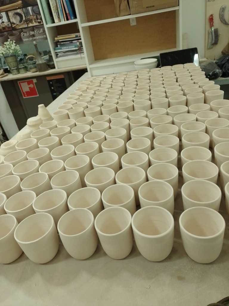 180 kopjes op een rij 